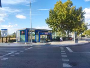 un arrêt de bus sur le côté d'une rue dans l'établissement Hostel M Torres, à Madrid
