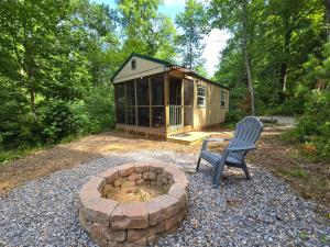 Κήπος έξω από το Tiny Home Creekside Nature Escape, Hot Shower, WIFI, Peaceful