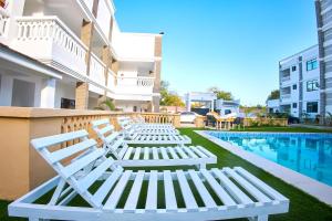 Bazén v ubytování RICI HOMES Da-Azizi apartment nebo v jeho okolí