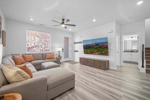 ein Wohnzimmer mit einer Couch und einem Deckenventilator in der Unterkunft The Grand Retreat - 18 Guests in Harrisburg Junction