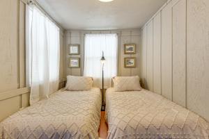 a bedroom with two beds and a window at Stroll to Bradenton Riverwalk! Stylish Apartment in Bradenton