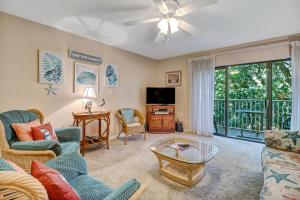 Franklintownにある2 bed 2 bath condo located within the Omniのソファとテレビのあるリビングルーム