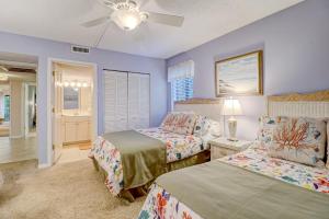 Franklintownにある2 bed 2 bath condo located within the Omniのベッド2台と天井ファン付きの寝室 +29枚の写真