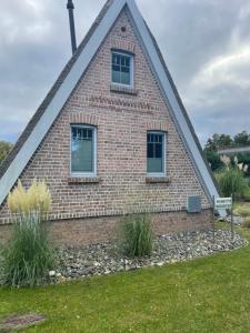 ガガーにあるFinnhütte Bernsteinの芝生の広場に建つ三角屋根の教会