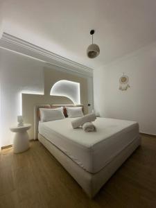 ein Schlafzimmer mit einem großen weißen Bett in einem Zimmer in der Unterkunft Luxury Central Apartment Marrakech Pool Near train station in Marrakesch