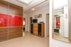 a mirror in a living room with at Villa Lavanda in Križevci