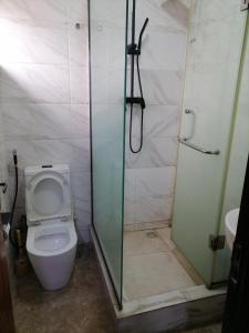 Koupelna v ubytování Cozy 3-Bedroom Duplex in Lekki