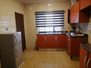 Kuchyň nebo kuchyňský kout v ubytování Cozy 3-Bedroom Duplex in Lekki