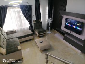 TV a/nebo společenská místnost v ubytování Cozy 3-Bedroom Duplex in Lekki + 9 fotografií