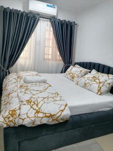 Postel nebo postele na pokoji v ubytování Cozy 3-Bedroom Duplex in Lekki