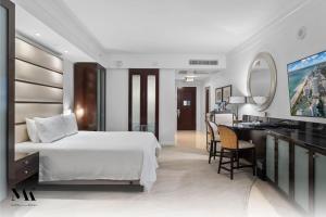 Postel nebo postele na pokoji v ubytování FontaineBleau Resort Balcony w Ocean and City View