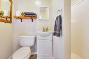 Un baño con inodoro, lavabo y ducha. en Walkable Studio 1 Mi to Riverwalk and Dtwn Bradenton, en Bradenton 16 fotos más