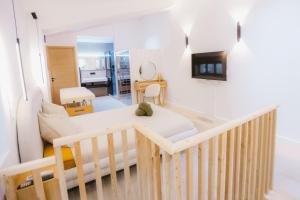una camera con una culla di Sauna - Massage - Double Shower - Luxe in Romans a Romans-sur-Isère