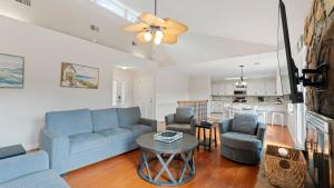 ein Wohnzimmer mit einer Couch und zwei Stühlen und einem Tisch in der Unterkunft Shades of Summer by AvantStay Gazebo Dock View in Cornelius