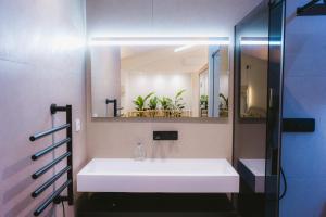 un bagno con un lavandino bianco e uno specchio di Sauna - Massage - Double Shower - Luxe in Romans a Romans-sur-Isère Altre 41 foto