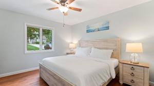 une chambre avec un lit et un ventilateur de plafond dans l'établissement Shades of Summer by AvantStay Gazebo Dock View, à Cornelius