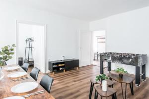 a dining room with a table and a piano at Direkt am Königsplatz l Für 8 Personen l Beamer l Foosball in Augsburg +21 photos