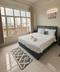 Langkawi IslandsにあるRoamia Retreat - Seaview 111 - 3 BHK Seafacing apartmentのベッドと大きな窓のある寝室