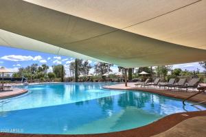 Hồ bơi trong/gần Sun City West Livin'
