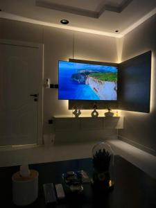 einen Flachbild-TV an der Wand im Bad in der Unterkunft شقة فاخرة بحي الزهراء in Dschidda + 25 Fotos