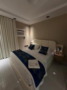 ein Schlafzimmer mit einem großen Bett und einem Handtuch darauf in der Unterkunft شقة فاخرة بحي الزهراء in Dschidda
