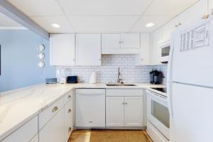 オーシャンシティにあるOcean Place 203の白いキッチン(白いキャビネット、白い電化製品付)