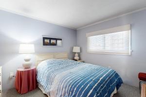 オーシャンシティにあるOcean Place 203のベッドルーム1室(ベッド1台、ランプ2つ、窓付) +9枚の写真