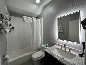 Ένα μπάνιο στο Capital O Rainbow Motel Chicago +21 φωτογραφίες