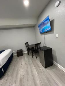Μια τηλεόραση ή/και κέντρο ψυχαγωγίας στο Capital O Rainbow Motel Chicago