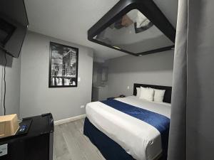 Ένα ή περισσότερα κρεβάτια σε δωμάτιο στο Capital O Rainbow Motel Chicago