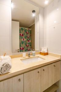 a bathroom with a sink and a mirror at Departamento céntrico con estacionamiento in Concepción