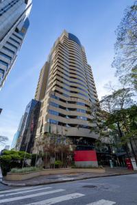 サンパウロにあるHotel Transamerica Berriniの通り沿いにある高い建物
