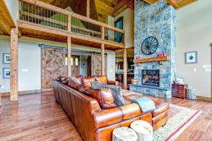 Ruang duduk di Mountain Estate Family Getaway