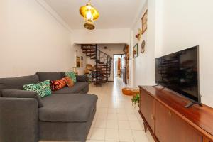 TV a/nebo společenská místnost v ubytování Central Hillstop Townhouse