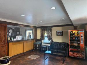 テキサスシティにあるEconomy Lodge by Hotel O Texas Cityのバーと椅子とドリンクバーのある部屋 +19枚の写真
