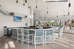 Μια τηλεόραση ή/και κέντρο ψυχαγωγίας στο Windsor Cay 5bd with pool
