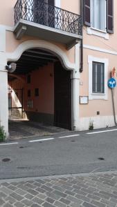 - un bâtiment avec une porte noire et un balcon dans l'établissement Al NIDO DELLE RONDINI, à Vaprio dʼAdda