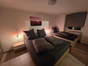 a bedroom with a bed and a couch at FERIENWOHNUNG 52m2 APARTMENT in ZITTAUER STADTZENTRUM INNENSTADT INNENRING TOP LAGE - WOHNEN AUF ZEIT IN ZITTAU - 2 RAUM WOHNUNG EINKAUFSSTRASSE in Zittau