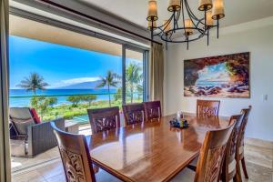 une salle à manger avec une table et une vue sur l'océan dans l'établissement Honua Kai 3 Free Rental Cars KBM Resorts Ocean Front 3 Units 6 Bedrooms HK ML-1119, à Kaanapali Airport