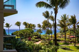 une vue sur l'océan depuis un complexe hôtelier dans l'établissement Honua Kai 3 Free Rental Cars KBM Resorts Ocean Front 3 Units 6 Bedrooms HK ML-1119, à Kaanapali Airport
