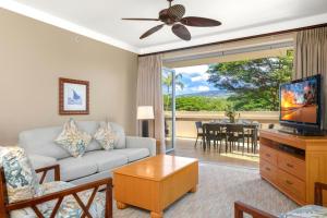 un salon avec un canapé et une télévision dans l'établissement Honua Kai 3 Free Rental Cars KBM Resorts X X L Lanai 3 Units 5 Bedrooms HK ML-1113, à Kaanapali Airport