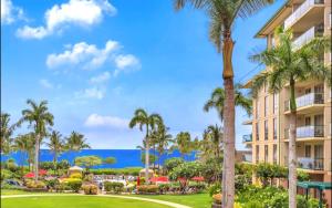 un complexe avec des palmiers et l'océan en arrière-plan dans l'établissement Honua Kai 3 Free Rental Cars KBM Resorts Grand Suite 3 Units 7 Bedrooms HK ML-1121, à Kaanapali Airport