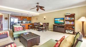 un salon avec un canapé et une télévision dans l'établissement Honua Kai 3 Free Rental Cars KBM Resorts X X L Lanai 3 Units 5 Bedrooms HK ML-1113, à Kaanapali Airport