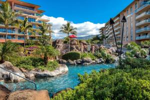 - un toboggan aquatique dans un complexe avec des palmiers dans l'établissement Honua Kai 3 Free Rental Cars KBM Resorts X X L Lanai 3 Units 5 Bedrooms HK ML-1113, à Kaanapali Airport