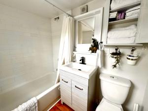 ein weißes Badezimmer mit Waschbecken und Toilette in der Unterkunft NookSide Nest Upstairs 2bedroom Suite King, Queen Kitchenette, Parking in Carleton Place + 30 Fotos