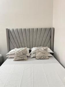 Postel nebo postele na pokoji v ubytování Kisimani Heights