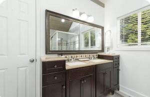 un baño con lavabo y espejo en Encanto del sur, en Charleston