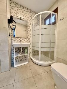 un bagno con doccia, lavandino e WC di Chillout 18 Granada centro a Granada