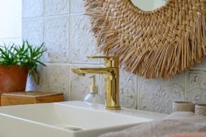 ein Waschbecken mit einem goldenen Wasserhahn im Bad in der Unterkunft Appartement Cocooning in Tours + 7 Fotos