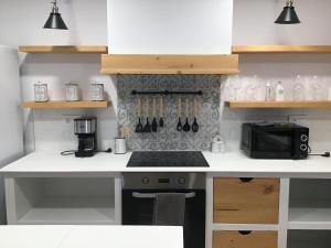 y cocina con encimera, fogones y microondas. en Casa Garnier, en Santa Cruz de la Palma 17 fotos más